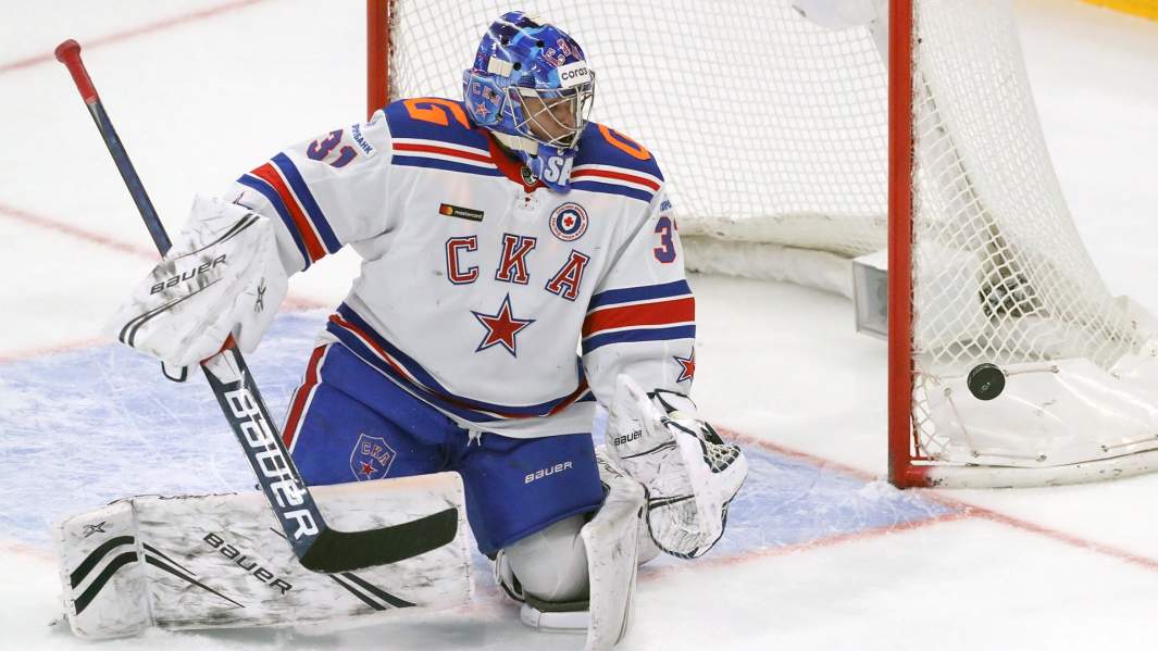 Вратарь СКА Александр Самонов в матче регулярного чемпионата Континентальной хоккейной лиги между ХК «Динамо» и ХК СКА