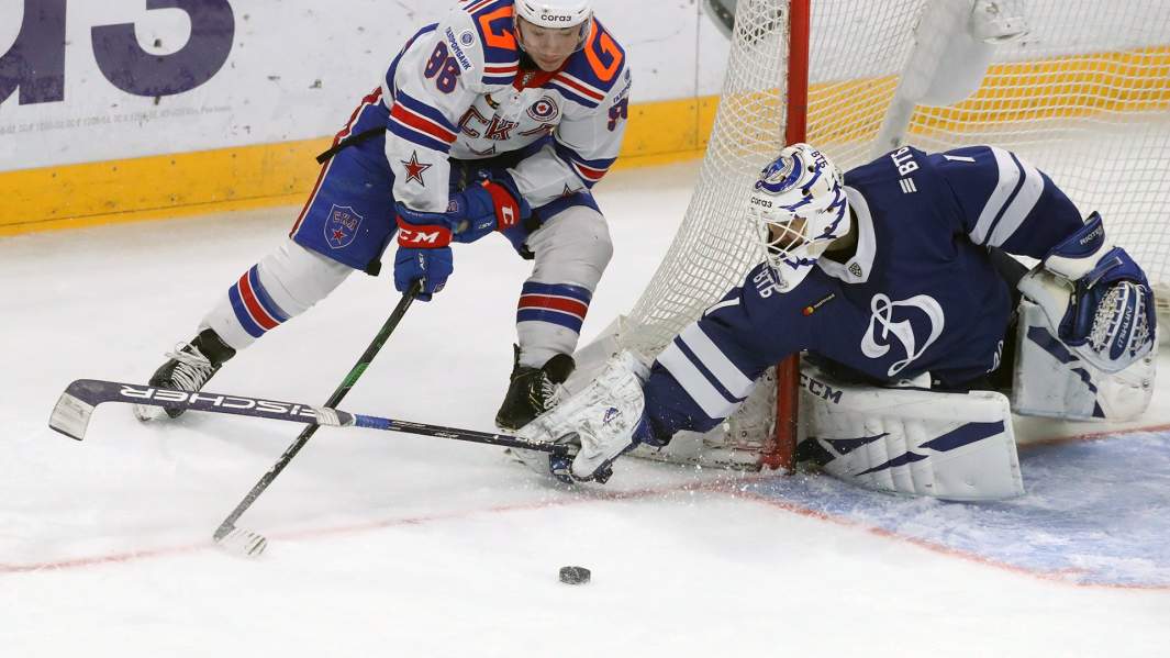 Вратарь «Динамо» Александр Еременко и игрок СКА Андрей Кузьменко в матче регулярного чемпионата Континентальной хоккейной лиги между ХК «Динамо» и ХК СКА