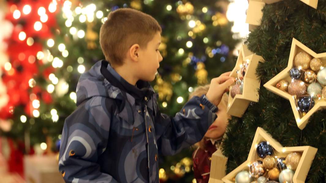 Мальчик у елки