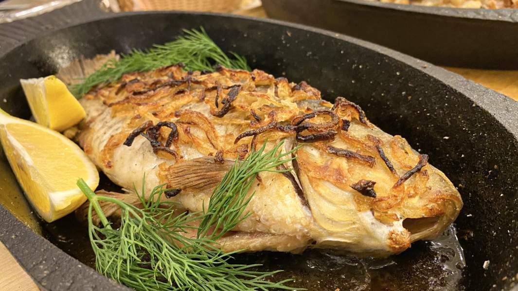 Карась в сметане, запеченный в печи