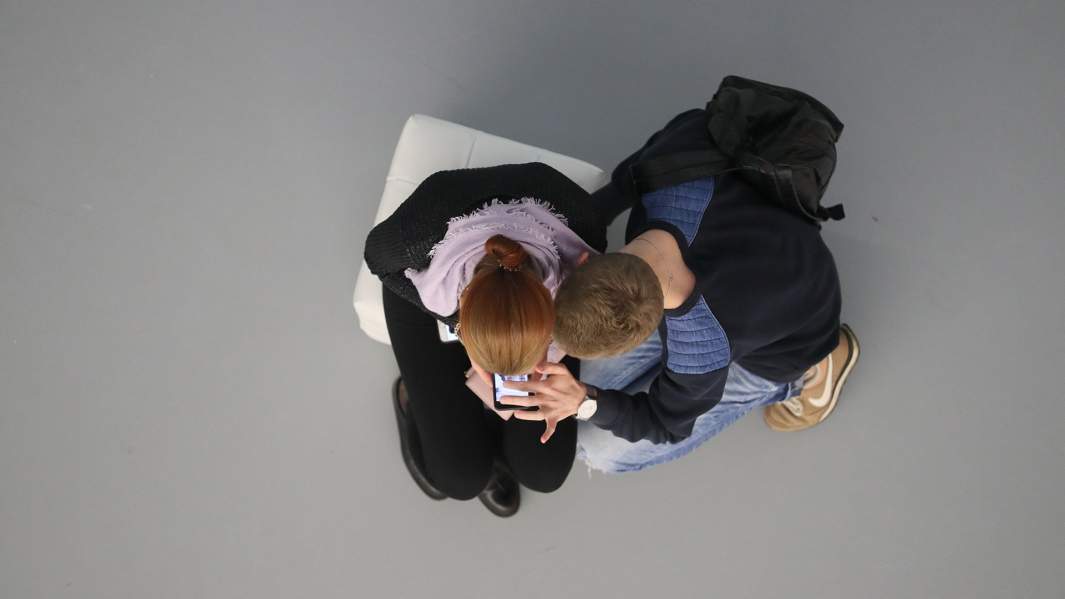 молодежь с гаджетом 