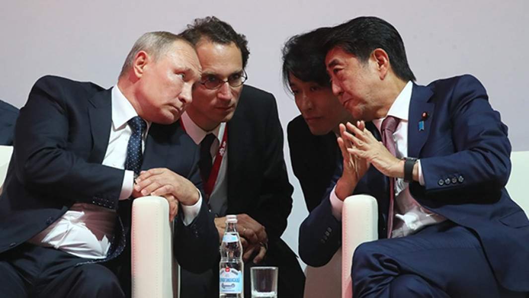 Президент РФ Владимир Путин и премьер-министр Японии Синдзо Абэ (слева направо на первом плане) на международном турнире по дзюдо имени Дзигоро Кано в спортивном комплексе "Фетисов Арена"