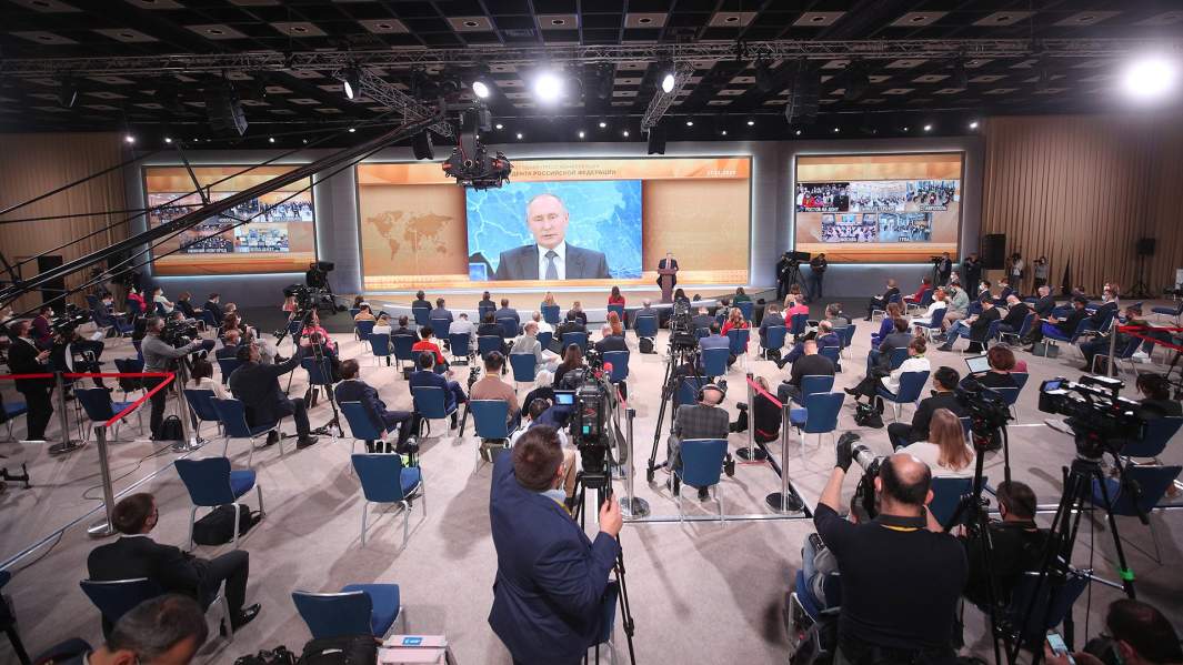 Президент России Владимир Путин в режиме видеоконференции участвует в ежегодной пресс-конференции