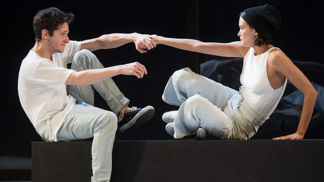 Паулина Андреева и Кузьма Котрелев в сцене из спектакля «Чайка»