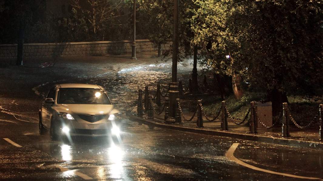Автомобиль во время тайфуна, Приморский край, Владивосток