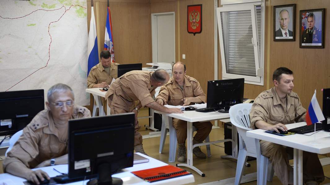 Российские военнослужащие в Координационном центре по примирению враждующих сторон на территории Сирии на авиабазе «Хмеймим»  