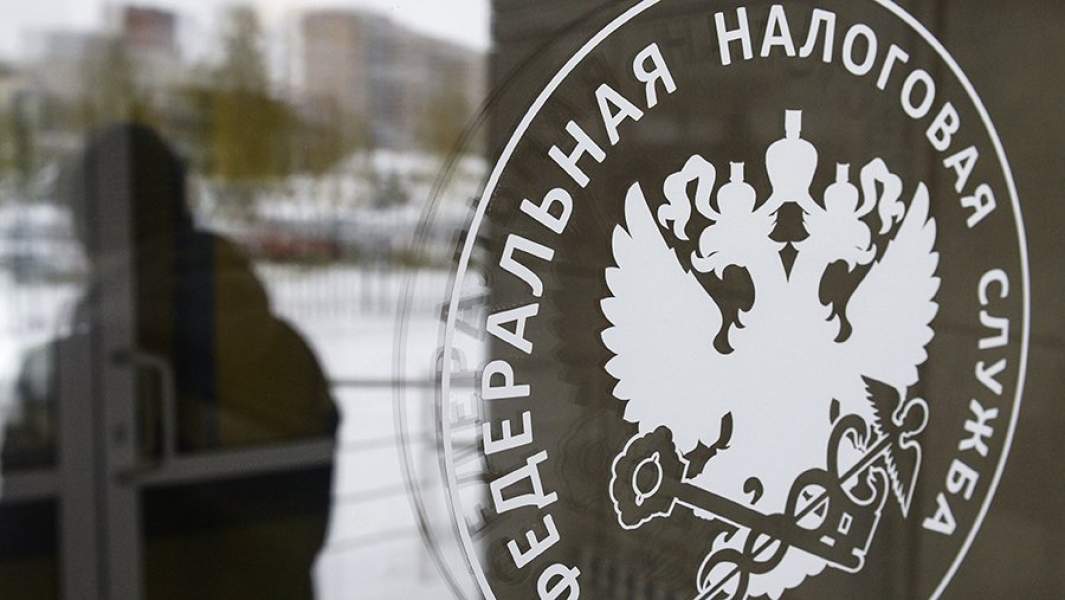 Герб на двери инспекции Федеральной налоговой службы РФ