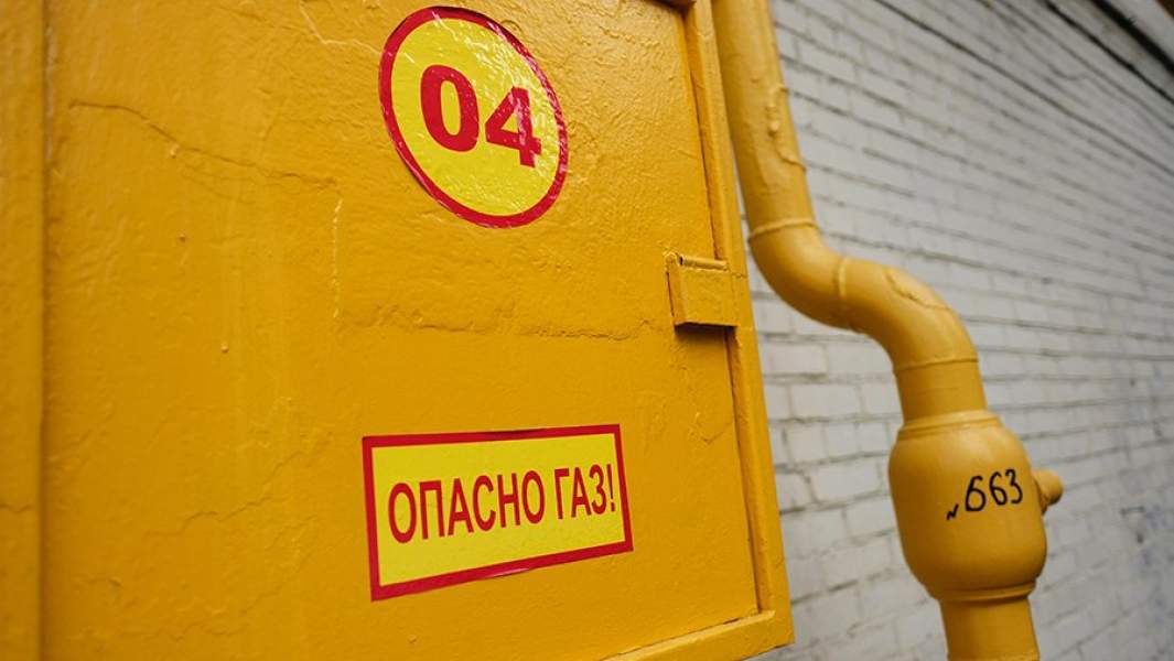 Газовая труба на фасаде жилого дома