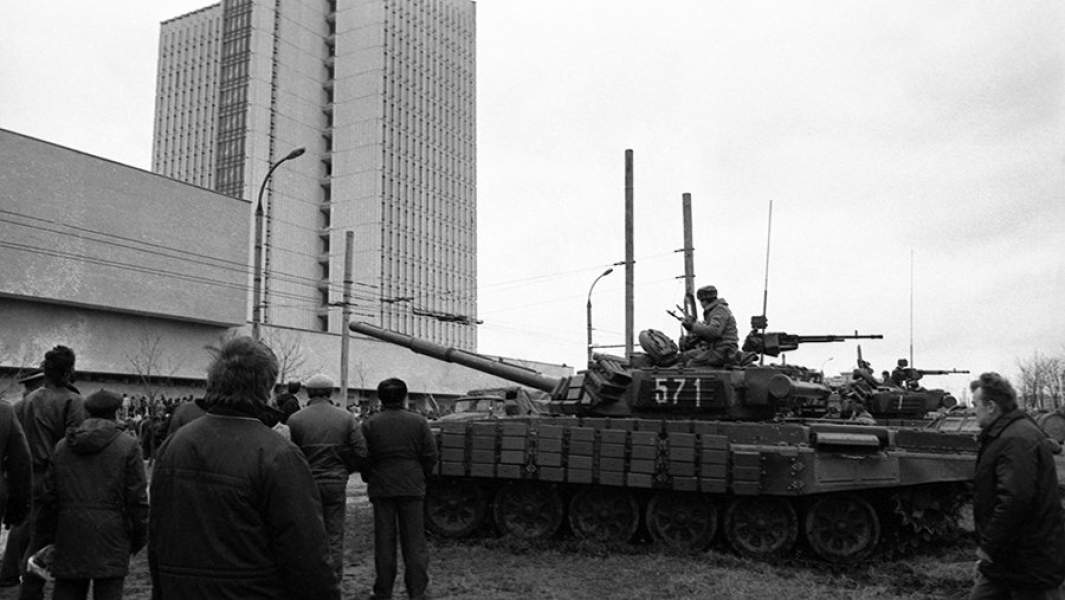 Десантники у Дома печати в Вильнюсе