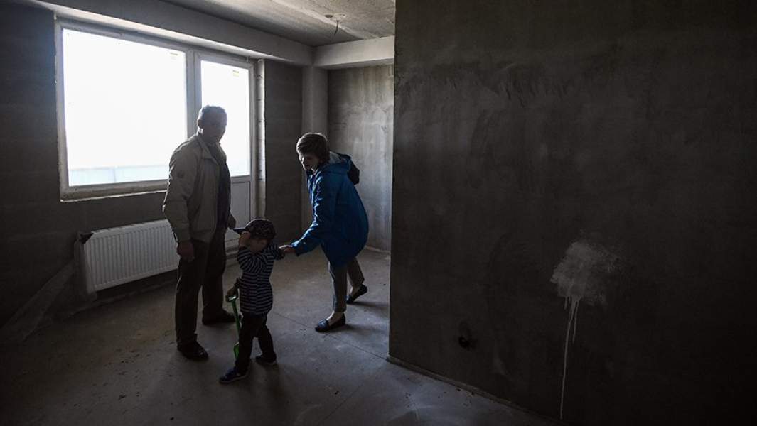 Семья осматривает квартиру нового дома