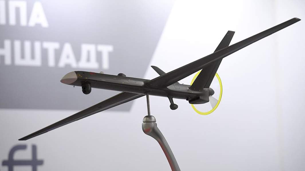 Макет средневысотного беспилотника большой продолжительности полета «Орион-Э» на Международном военно-морском салоне в Санкт-Петербурге