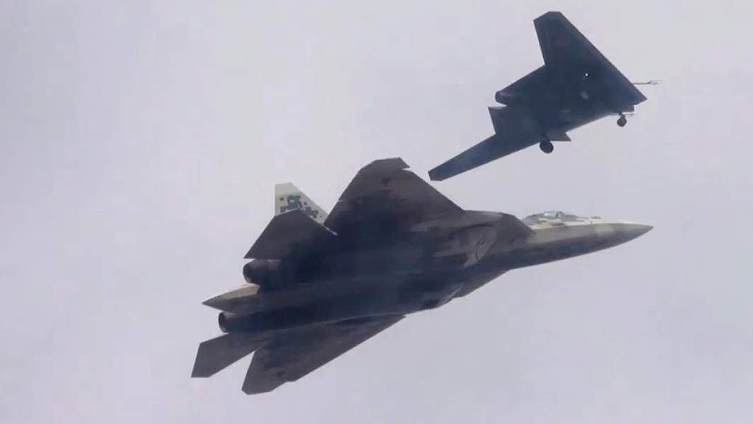 Новейший ударный беспилотник «Охотник» во время совместного полета с Су-57 на одном из испытательных аэродромов Минобороны России