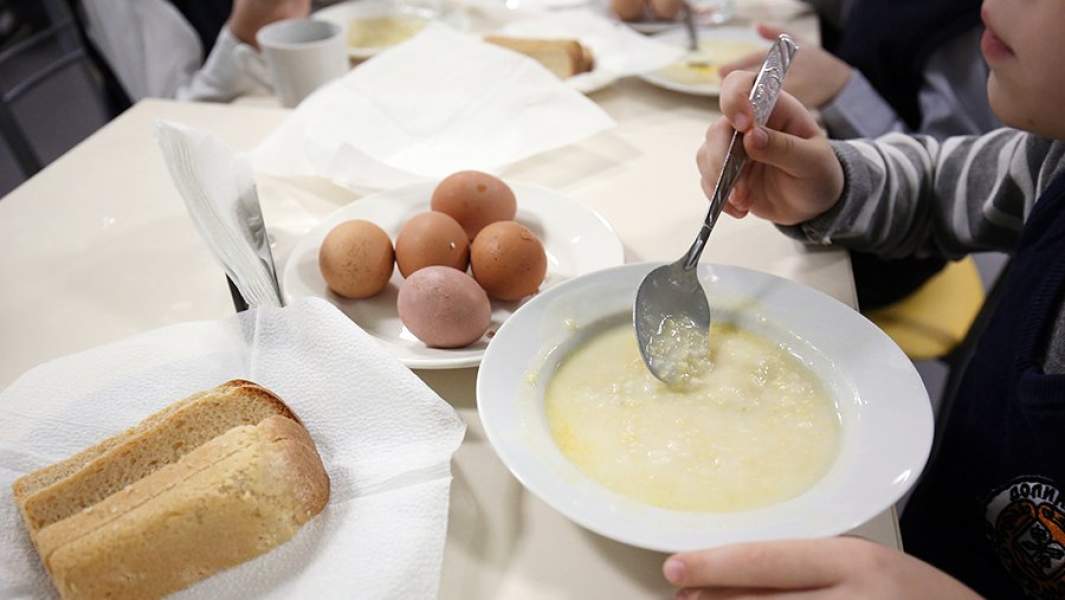 Школьник обедает в столовой