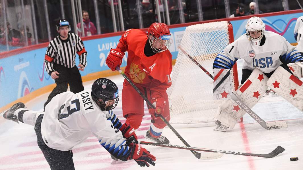 Матвей Мичков (в центре) в финальном матче по хоккею среди юношей между сборными командами России и США на III зимних юношеских Олимпийских играх 2020 в швейцарской Лозанне