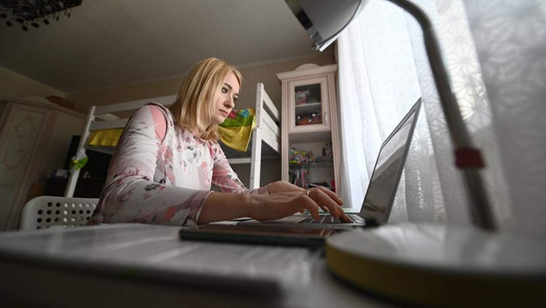 Женщина на удаленной работе у себя дома