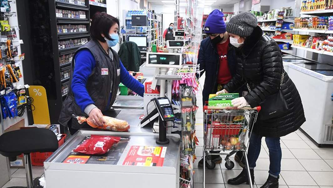 Покупатели возле кассы в продуктовом магазине