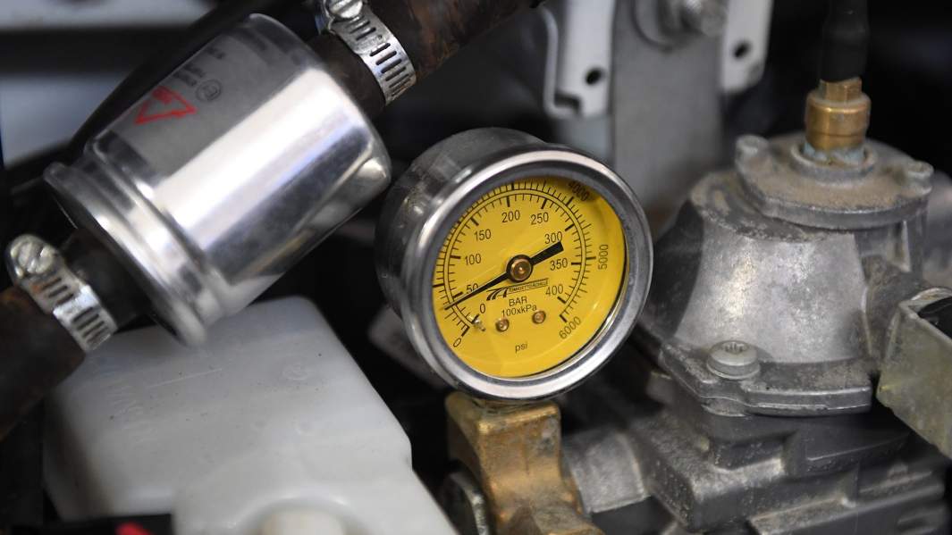 Газовый фильтр и прибор для измерения давления газа в газовом баллоне в автомобиле в пункте переоборудования автотранспорта на газомоторное топливо