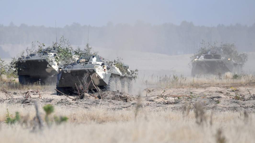 Бронетранспортеры БТР-82 во время учений "Славянское братство - 2020" с участием военнослужащих Псковской дивизии ВДВ России