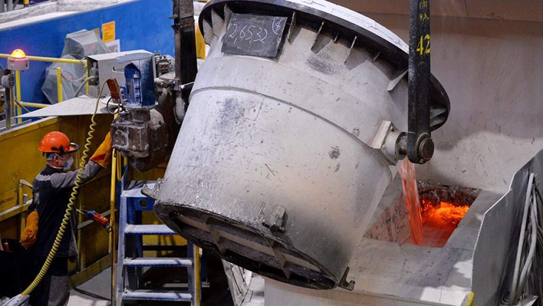 Заливка расплавленного металла в миксер в литейном цехе Саяногорского алюминиевого завода