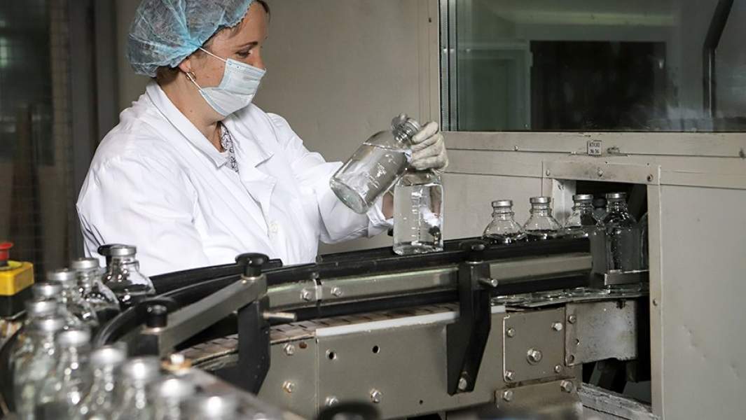 Сотрудница во время работы в цехе по производству физрастворов