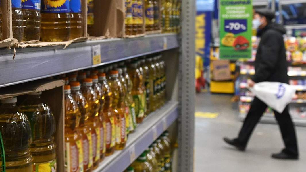 Прилавок с растительным маслом в гипермаркете