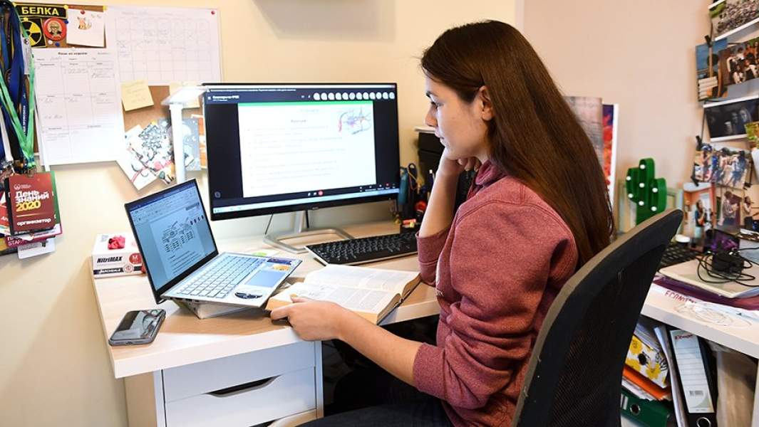 Студент на занятиях во время удаленки