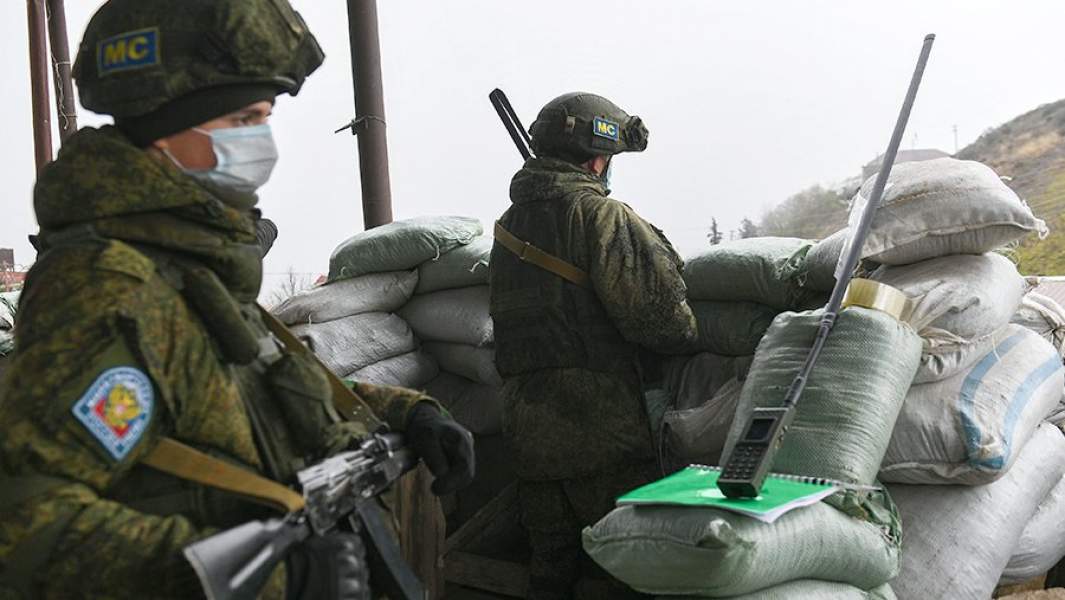 Российские миротворцы на одной из улиц в городе Лачин в Нагорном Карабахе