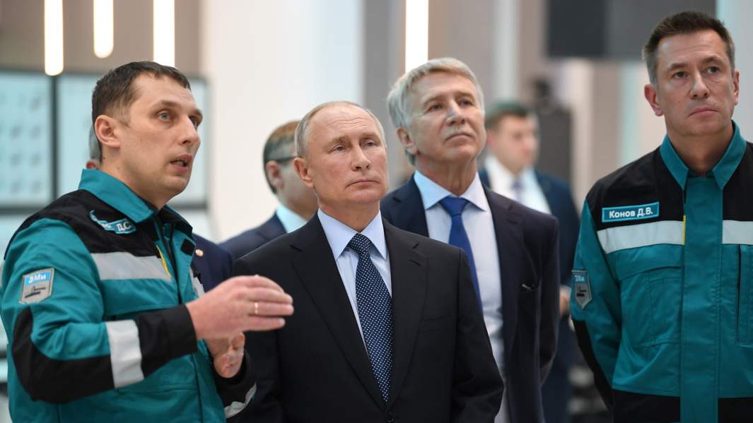 Президент РФ Владимир Путин во время посещения крупнейшего нефтехимического комплекса в Тобольске «Запсибнефтехим», предприятия холдинга «Сибур»