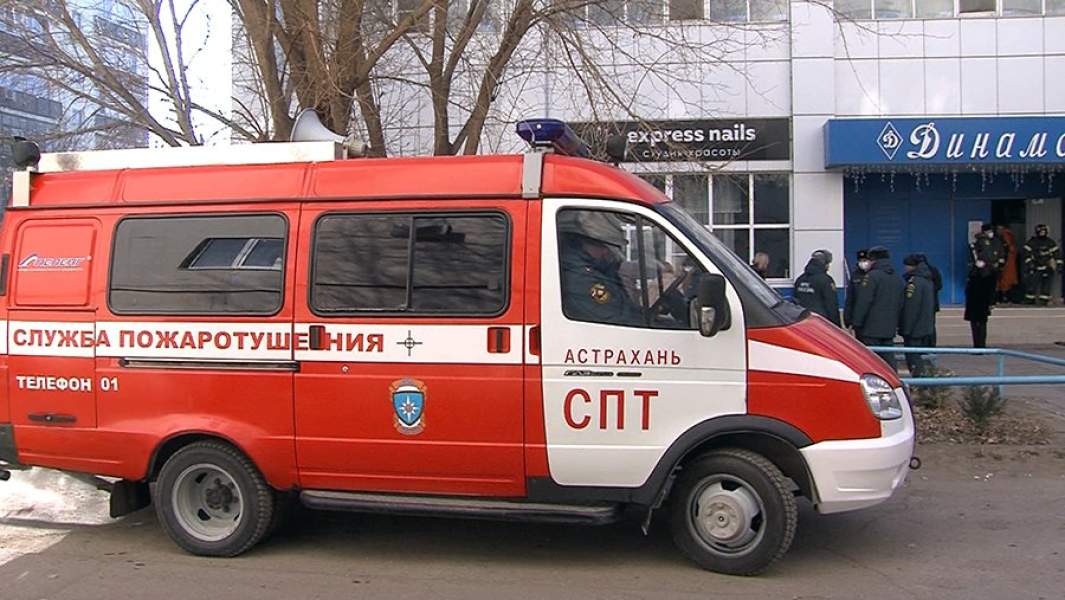 Автомобиль МЧС около бассейна в Астрахани, где 32 человека попали в больницу после отравления парами хлора