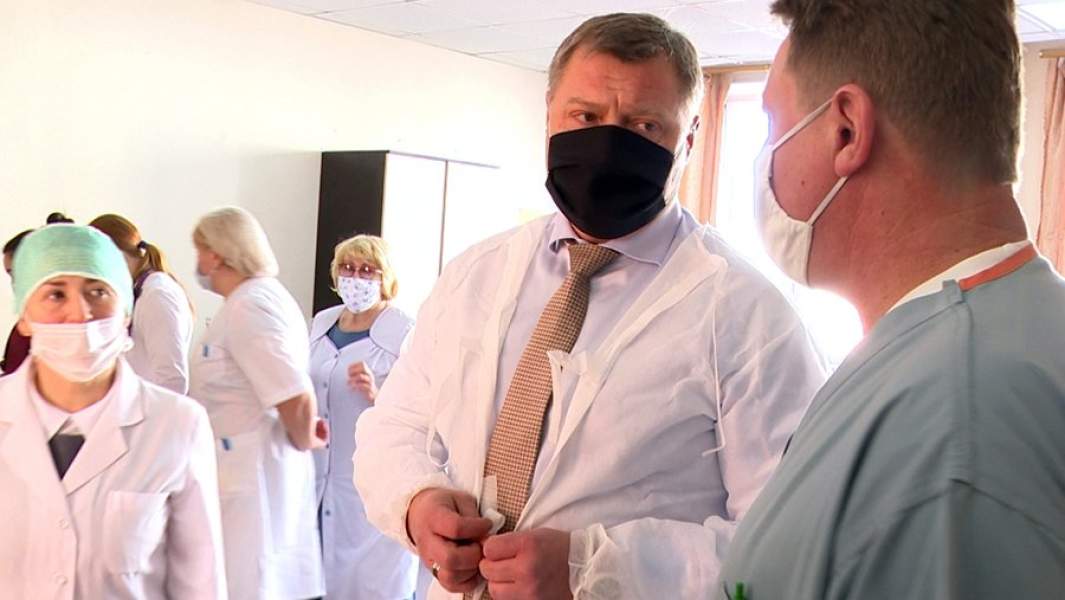 Губернатор Астраханской области Игорь Бабушкин (в центре) во время посещения Областной детской клинической больницы им. Н. Н. Силищевой, куда госпитализировали детей после отравления в бассейне "Динамо"