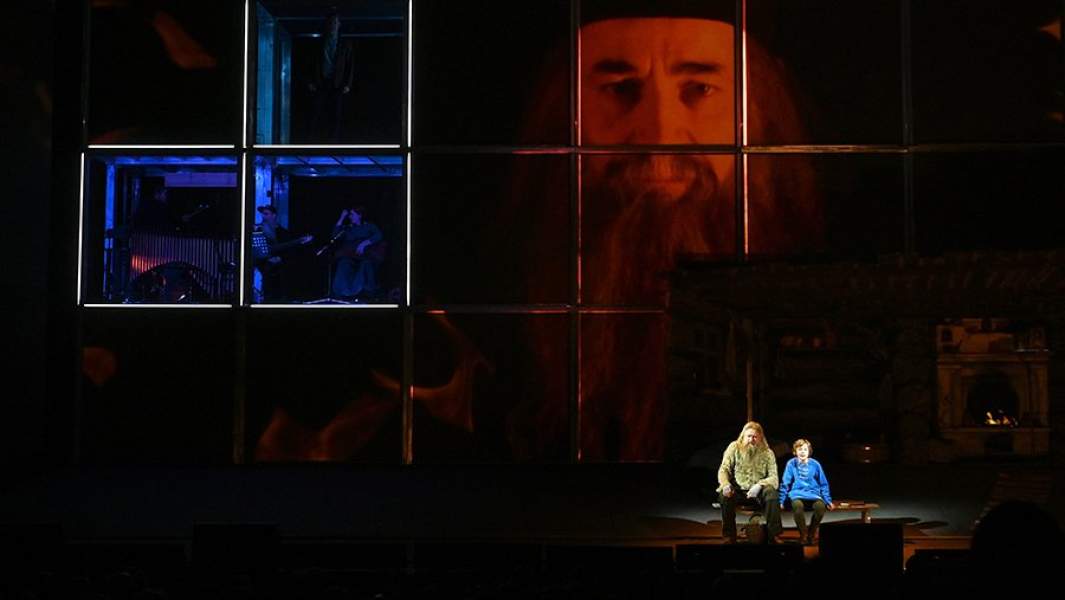 Портрет персонажа актера Дмитрия Певцова в старости в спектакле «Лавр» в МХАТ им. М. Горького