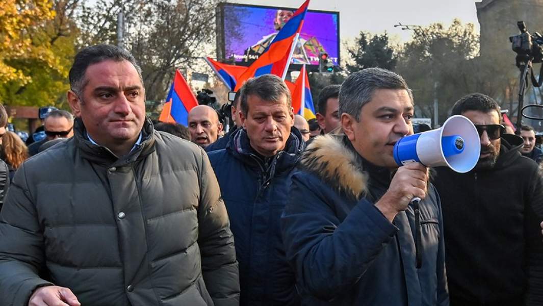 Участники акции протеста оппозиции в Ереване. Протестующие требуют отставки премьер-министра Никола Пашиняна