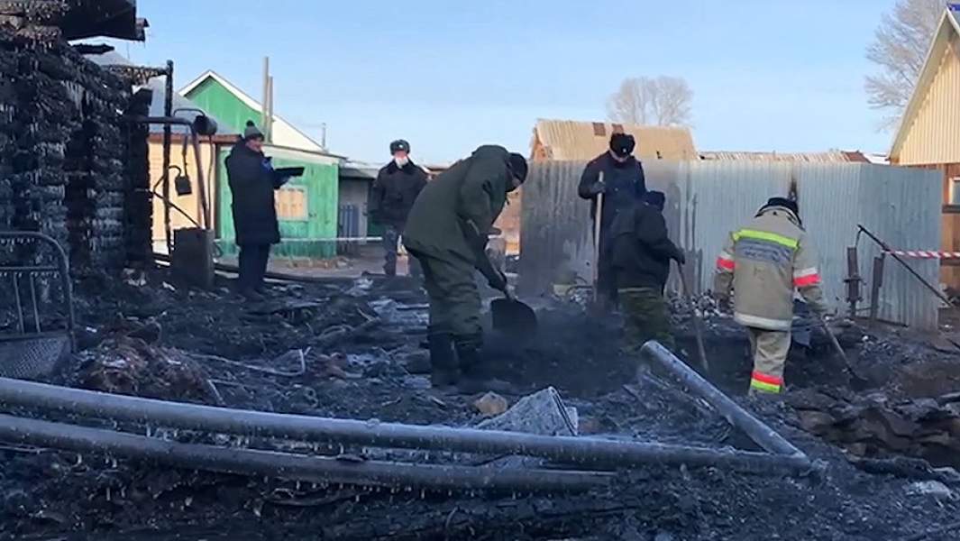 Сотрудники МЧС разбирают последствия пожара