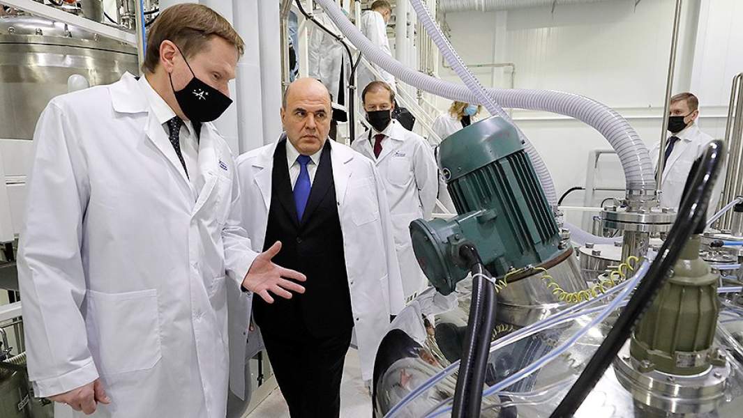 Михаил Мишустин во время посещения фармацевтического производства АО «Активный компонент» в городе Пушкин