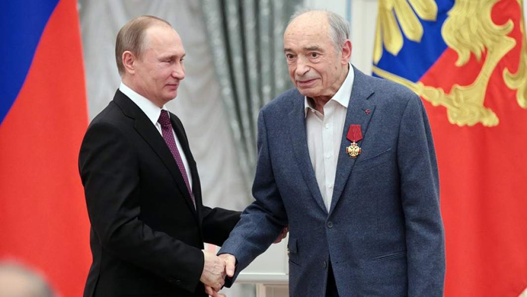Президент России Владимир Путин и актер Валентин Гафт, награжденный орденом "За заслуги перед Отечеством" IV степени, во время церемонии вручения государственных наград в Кремле. 2016 год