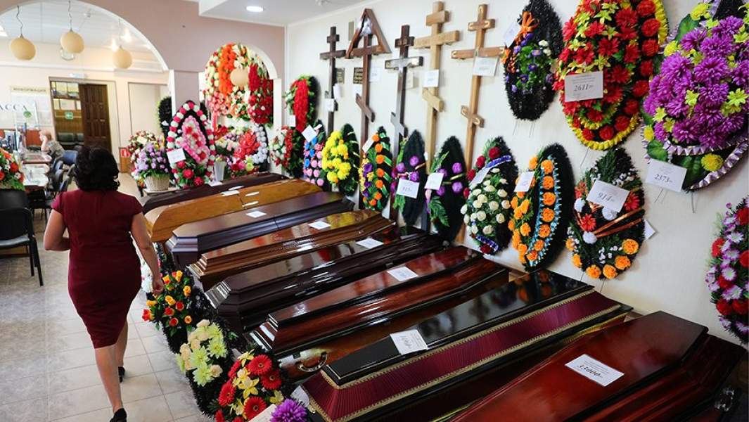 Продажа гробов, венков и крестов на могилы в одной из компаний по оказанию ритуальных услуг