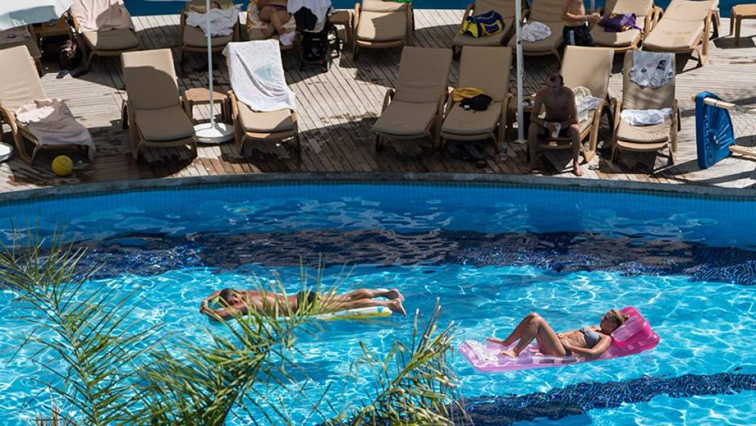 Отдыхающие в бассейне в турецком отеле 