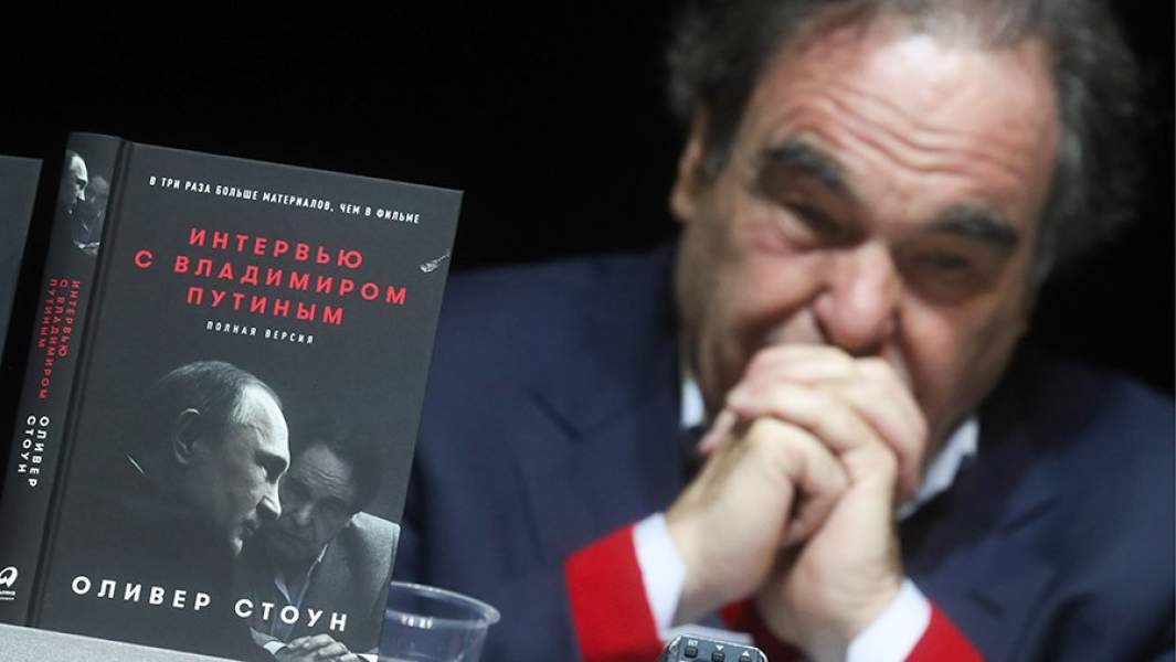 Американский режиссер Оливер Стоун во время презентации своей книги «Интервью с Владимиром Путиным»