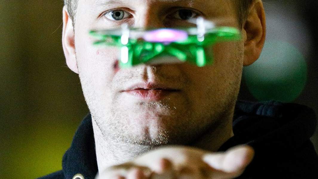 Мини-дрон в руках изобретателя