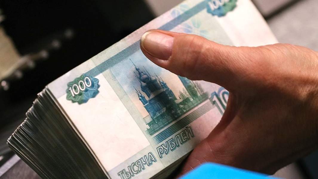 Банкноты номиналом 1000 рублей во время счетно-сортировальных работ