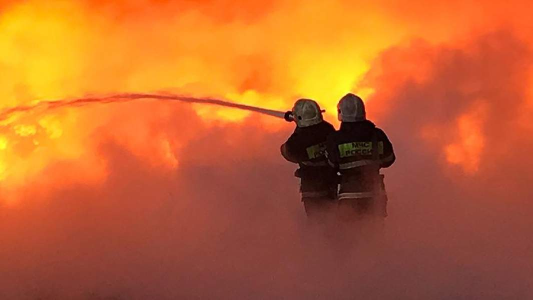  Тушение пожара в ангаре в промышленной зоне