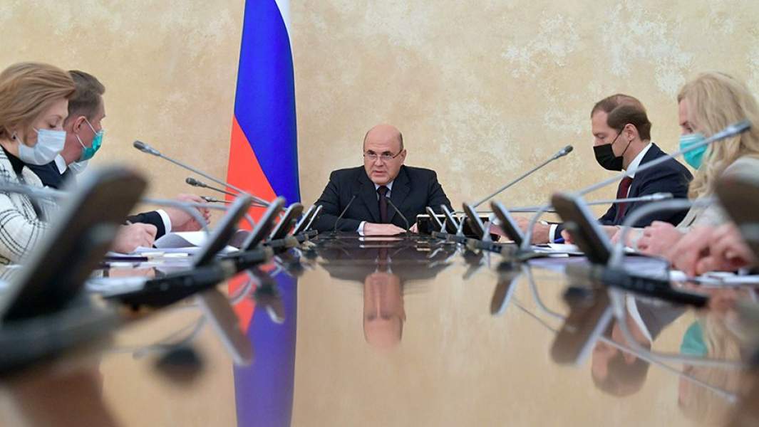 Премьер-министр РФ Михаил Мишустин в Доме правительства во время рабочей встречи с производителями вакцин от коронавирусной инфекции