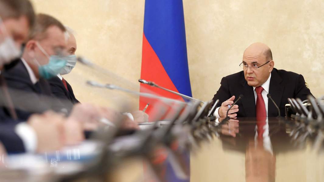 Премьер-министр РФ Михаил Мишустин во время оперативного совещания с членами кабинета министров
