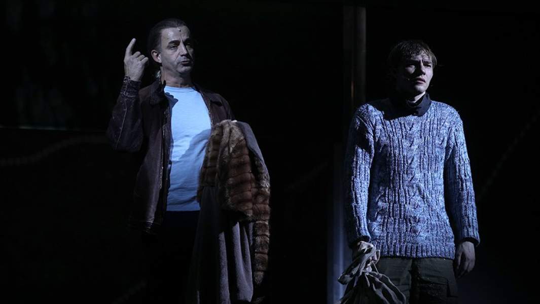 Сцена в спектакле «Лавр» в МХАТ им. М. Горького