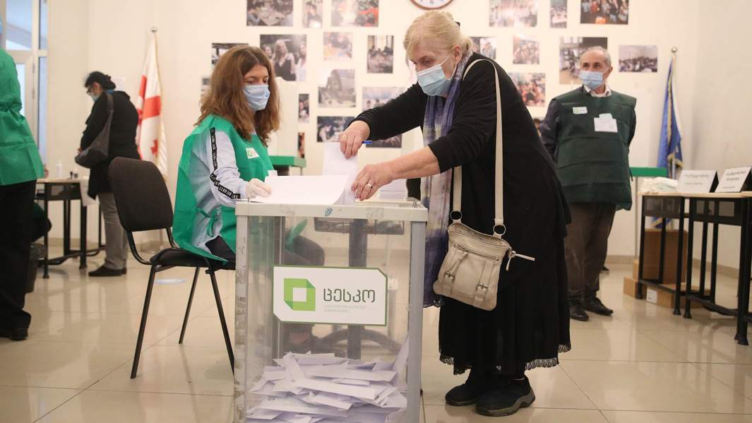 Парламентские выборы на избирательном участке в Тбилиси