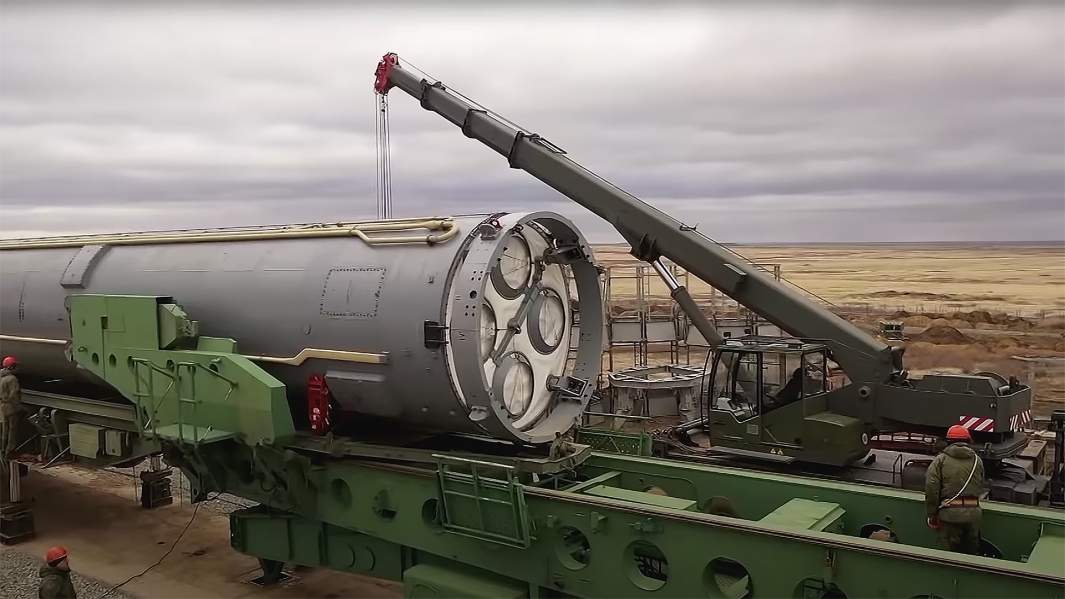 Загрузка в шахту межконтинентальной ракеты "Авангард" России - YouTube