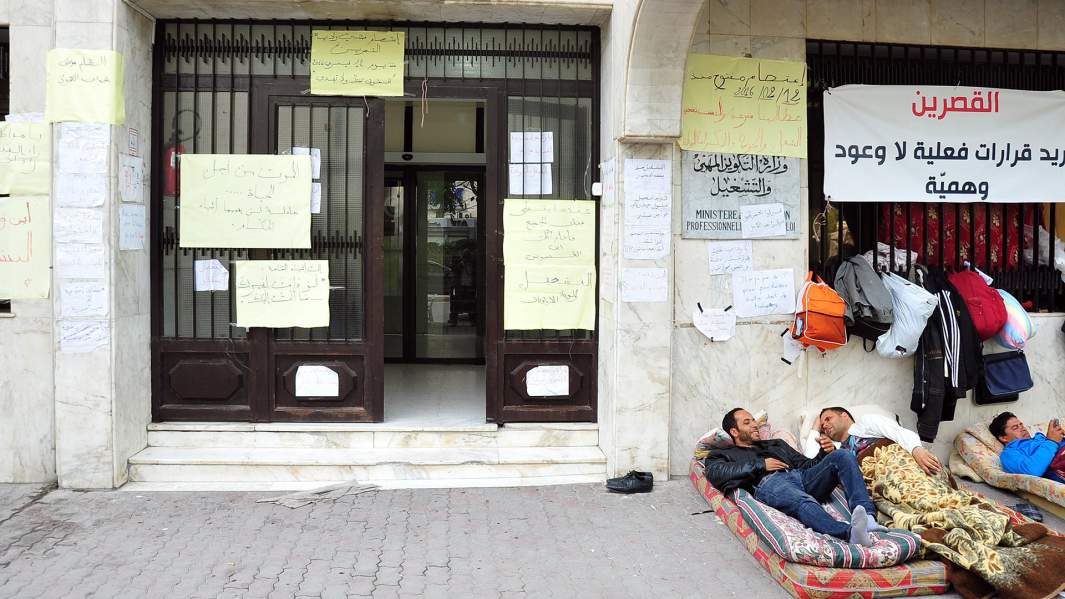 Отчаявшиеся найти работу выпускники из города Кассерин