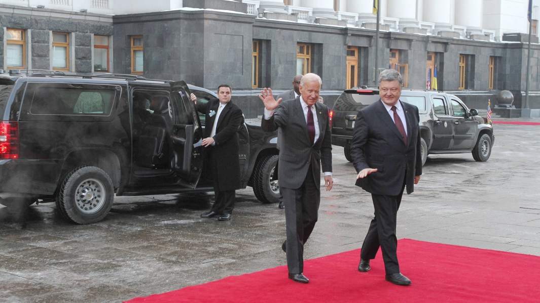 Президент Украины Петр Порошенко с вице-президентом США Джо Байденом во время его поездки в Киев