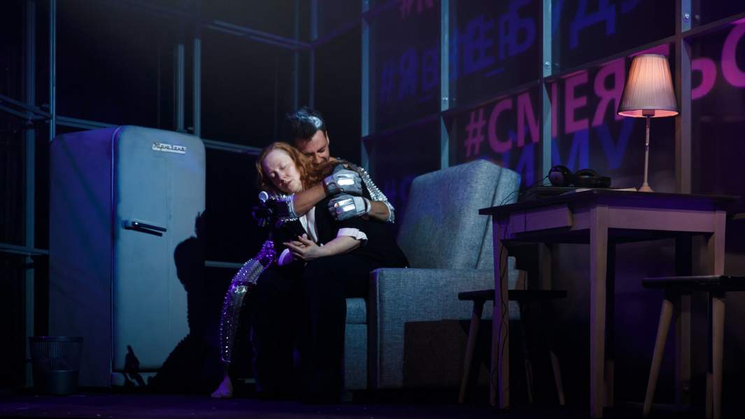 Сцена из спектакля «Это все она»