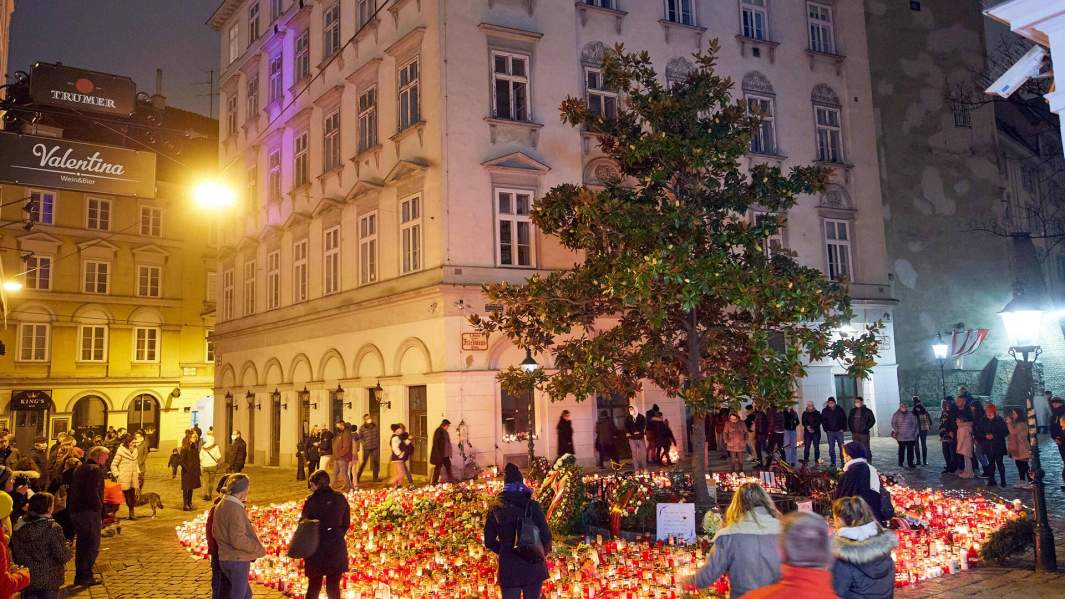 Свечи на площади в Вене в память о погибшем в результате теракта австрийце в ноябре 2020 года